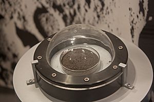 Archivo:Lunar Regolith 70050 from Apollo 17 in National Museum of Natural History