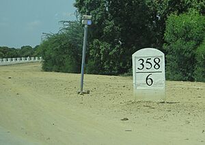 Archivo:Milepost 358-6 on Yangon-Mandalay Expressway