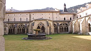 Archivo:Monasterio de Iranzu. Claustro