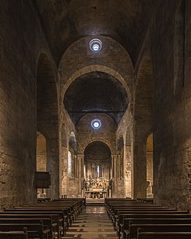 Monestir Sant Joan de les Abadesses Interior.jpg