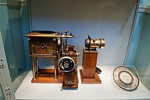 Archivo:Muybridge's zoopraxiscope and disc