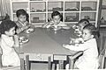 Niños almorzando en un CEN