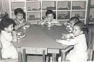 Archivo:Niños almorzando en un CEN