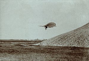 Archivo:Otto Lilienthal gliding experiment ppmsca.02546