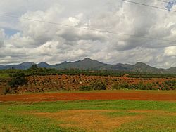 Archivo:Panoramica Cerro de los tres picos (Tacambaro, Michoacan)