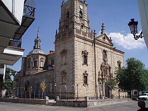 Archivo:Portada de la iglesia mayor de Orgaz