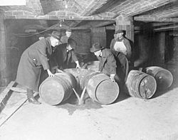 Archivo:Prohibition agents destroying barrels of alcohol (United States, prohibition era)