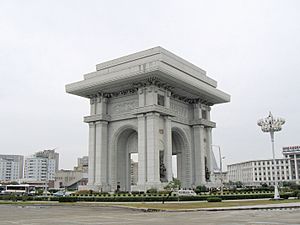Archivo:Pyongyang Arch of Triumph