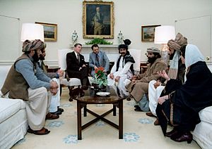 Archivo:Reagan sitting with people from the Afghanistan-Pakistan region in February 1983