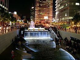 Archivo:Seoul Cheonggyecheon night