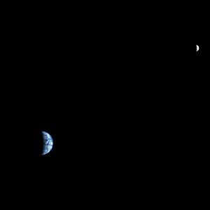 Archivo:The Earth and the Moon photographed from Mars orbit