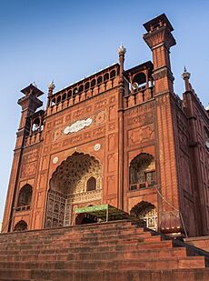Archivo:The Royal Gate - Badshahi Mosque 01