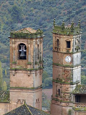 Archivo:Torres del Tardón y de la Trinidad en la plaza mayor de Alcaraz