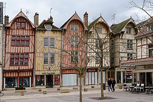 Archivo:Troyes rue Emile Zola maisons pans de bois