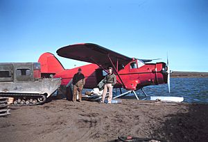 Archivo:Unloading a float plane Nygren