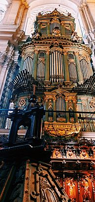 Archivo:Uno de los órganos de la Catedral de Málaga