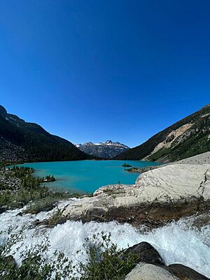 Archivo:Vista del tercer lago del hike Joffre Lake