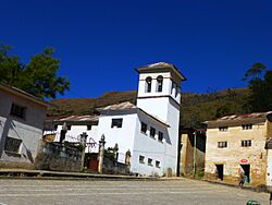 Vista lateral de la plaza de Moco Moco.jpg