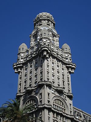 Archivo:2016 vista de la Plaza de la Independencia Torre del Palacio Salvo