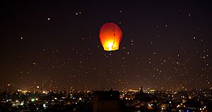 Archivo:A night lit up on Makar Sankranti Uttarayana Festival with Kites and Lights India
