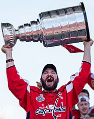 Archivo:Alex Ovechkin with Stanley Cup