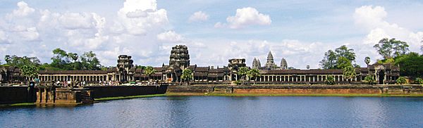 Archivo:Angkor Wat from moat