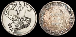 Archivo:Apollo 1 Silver-Colored Fliteline Medallion (Flown on Apollo 9)
