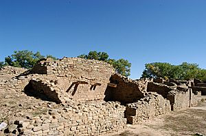 Archivo:Aztec ruins national monument 20030922 100357 1.1504x1000