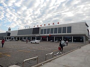 Archivo:Bayanhot bus station