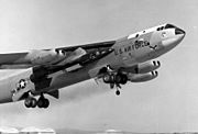 Archivo:Boeing NB-52A carrying X-15
