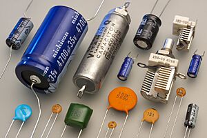 Archivo:Capacitors (7189597135)