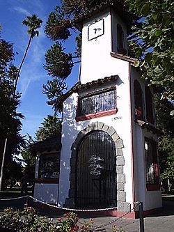 Carillon opuesta a la calle Rafael Casanova (Santa Cruz, Chile, Febrero 2005).jpg