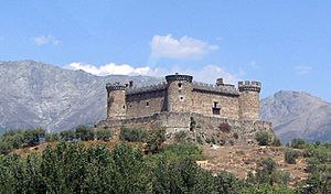Archivo:Castillo de Mombeltrán con montañas
