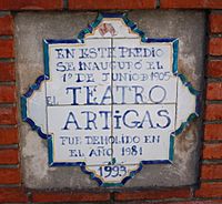 Archivo:Centro TeatroArtigas ColoniayAndes 110329 2ht