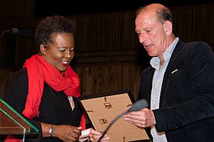Archivo:Claudia Rankine awarded Best Collection Prize by William Sieghart
