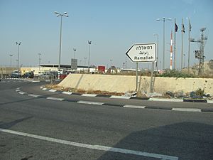 Archivo:Control israelí en el cruce a Ramallah