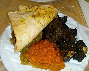 Archivo:Dhalpurie Roti, Pumpkin, Channa and Potato, Curry Goat, Trinidad and Tobago