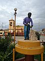 Estàtua d'un afroperuà picapedrer a la Plaza de Armas de Zaña