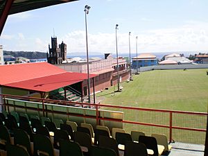 Archivo:Estadio Victoria Park (Kingstown), con el mar Caribe al fondo