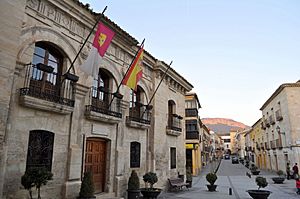 Archivo:Fachada del Ayuntamiento de Priego de Cuenca