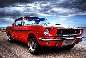 Archivo:Ford Mustang on Felixstowe beach