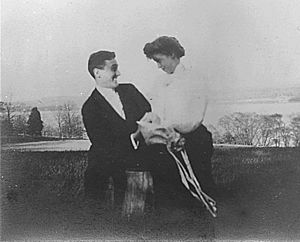 Archivo:Franklin D. Roosevelt and Eleanor Roosevelt, informal shot in Newburgh, New York 05-07-1905
