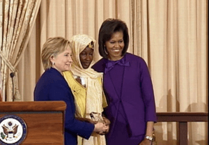 Archivo:Hadizatou Mani (Niger) with Secretary of State Hillary Rodham Clinton and First Lady Michelle Obama