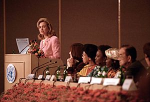 Archivo:Hillary Clinton at the United Nations Conference on Women in Beijing, China