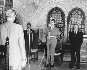 Archivo:Houari Boumédiène Abdelaziz Bouteflika et Djelloul Khatib présentation des lettres de créance de l'ambassadeur des Etats Unis Palais du Peuple Alger 1967