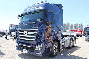 Archivo:Hyundai Xcient 6x2 tractor front side
