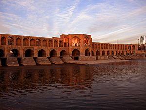 Archivo:Iran - Isfahan - Zayandehroud ^ Khajoo Bridge - panoramio