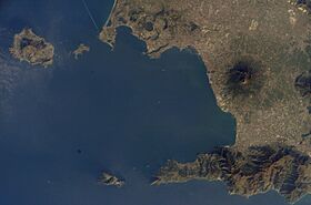 Isla de Isquia Bahía de Nápoles y Vesubio.jpg