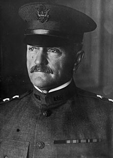 Archivo:John Pershing, Bain bw photo as major general, 1917