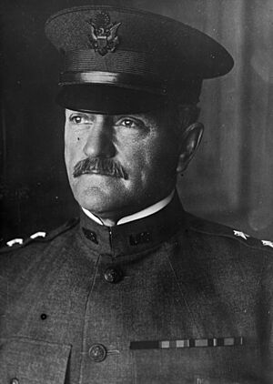 Archivo:John Pershing, Bain bw photo as major general, 1917
